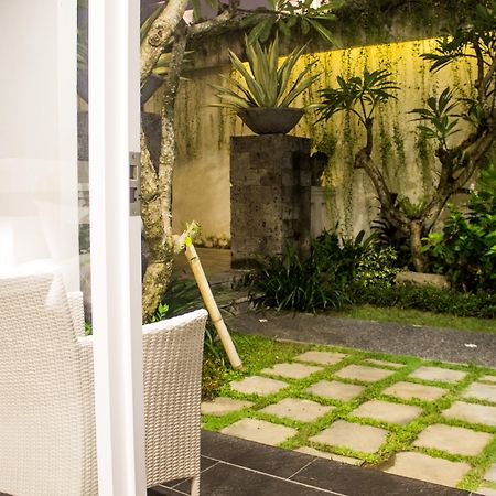 Transera Kamini Legian Hotel Extérieur photo