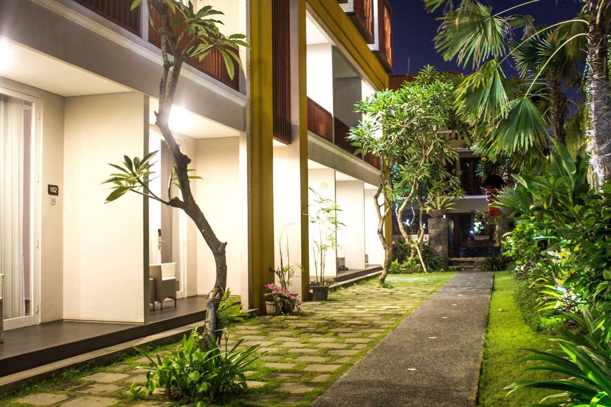 Transera Kamini Legian Hotel Extérieur photo