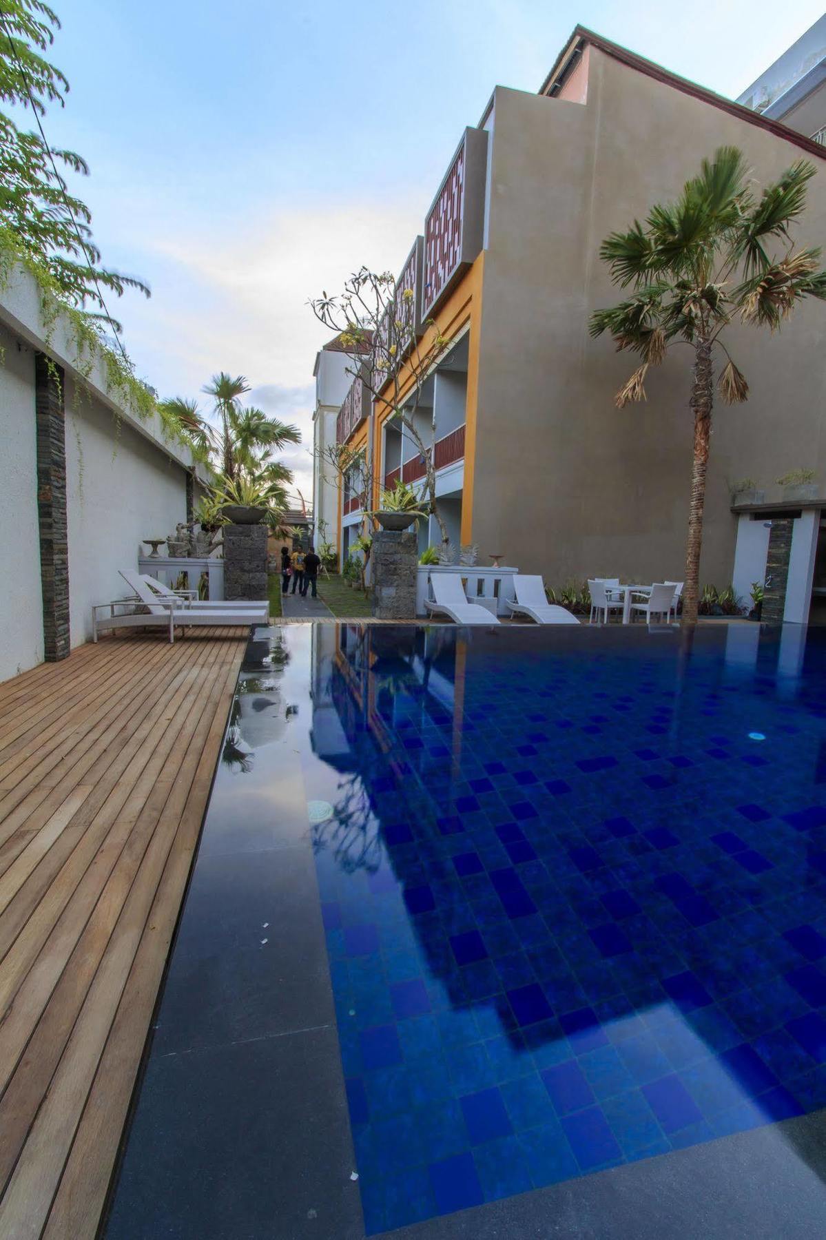 Transera Kamini Legian Hotel Extérieur photo